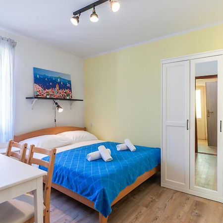 Rooms & Studio Apartments By The Way Baška Esterno foto