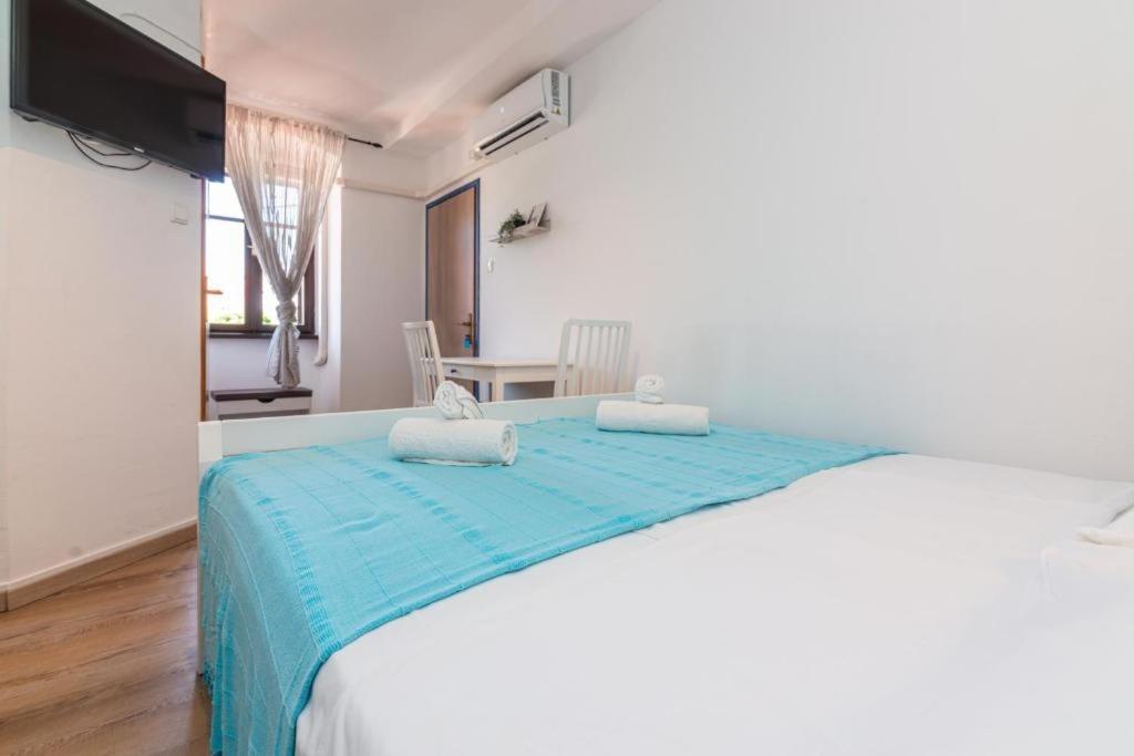 Rooms & Studio Apartments By The Way Baška Esterno foto