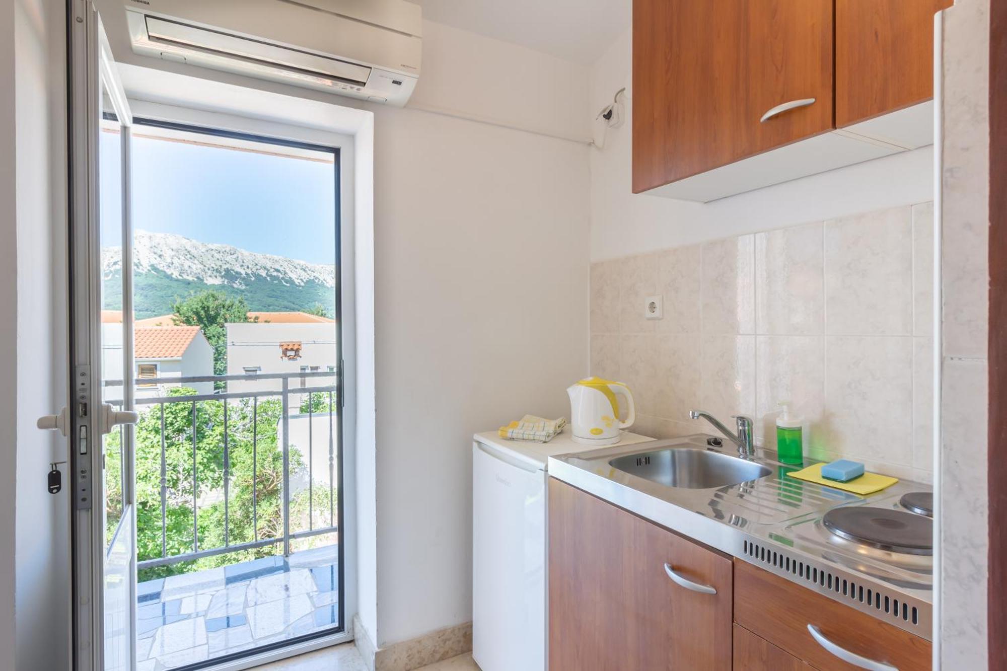 Rooms & Studio Apartments By The Way Baška Esterno foto