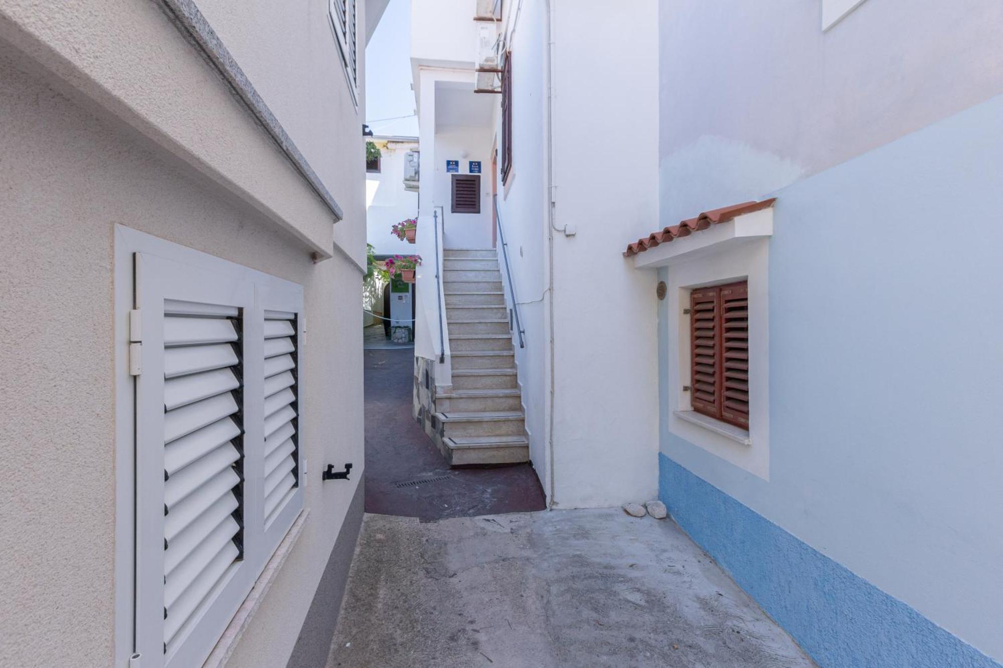 Rooms & Studio Apartments By The Way Baška Esterno foto